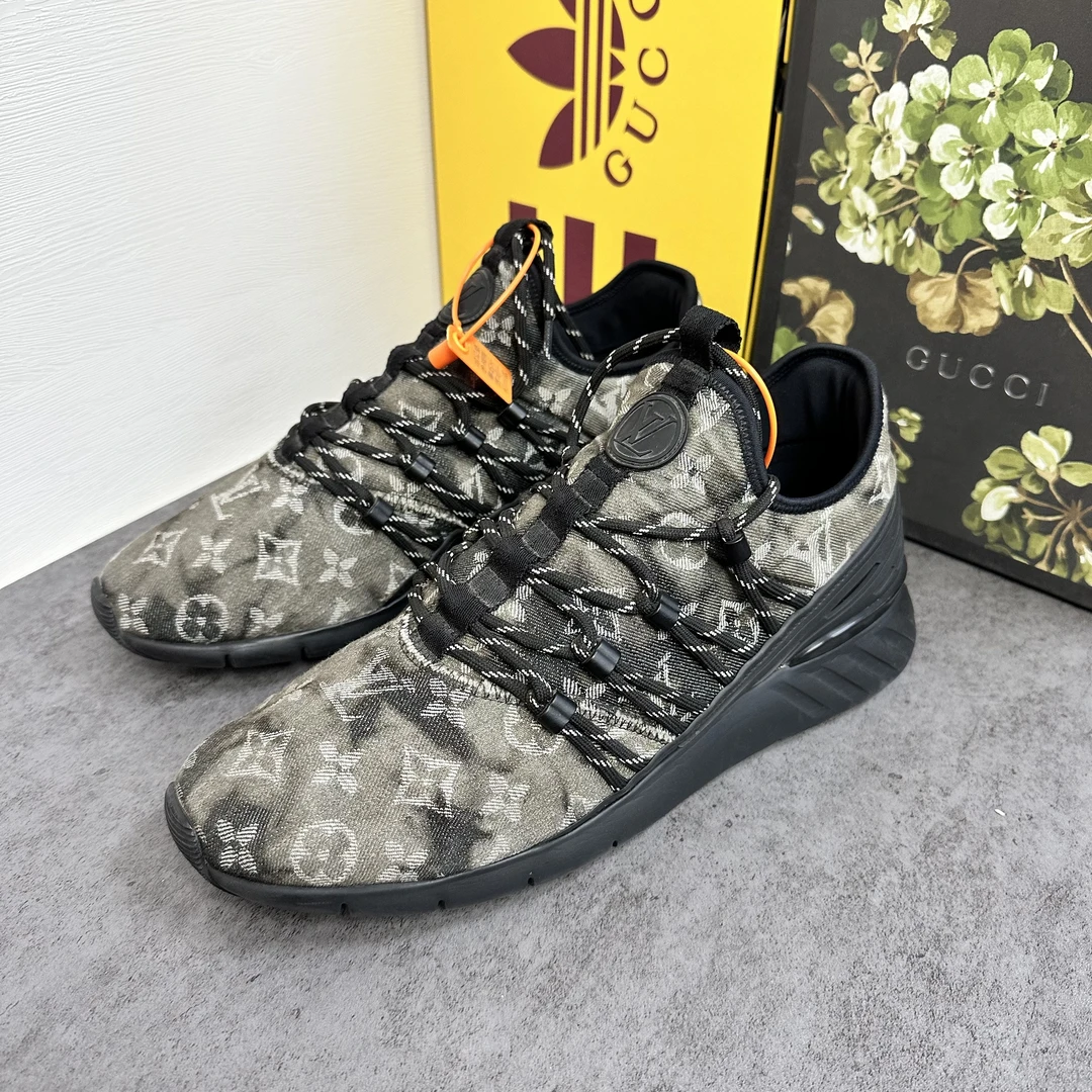 95新 LouisVuitton/路易威登 灰黑拼接老花刺绣运动鞋41码/347