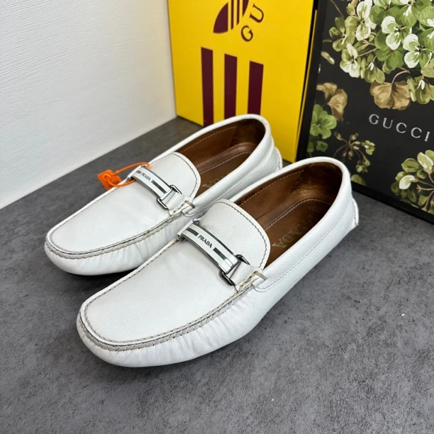 95新 Prada/普拉达 特价普拉达白色银标大logo扣豆豆休闲鞋/40码/