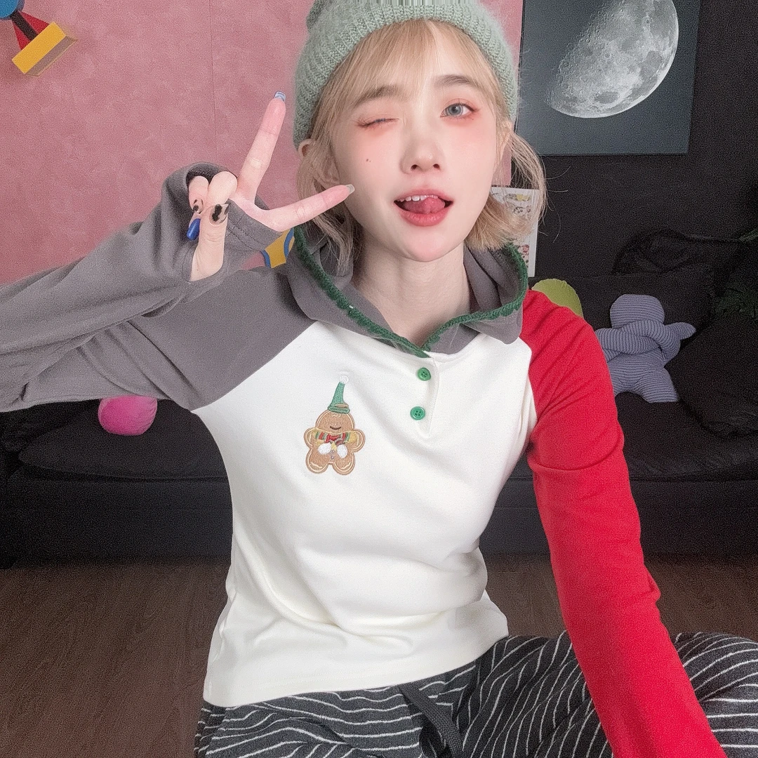 Apr.【小姜】插肩袖撞色连帽圣诞风双面德容贴布绣冬季T恤女25F032