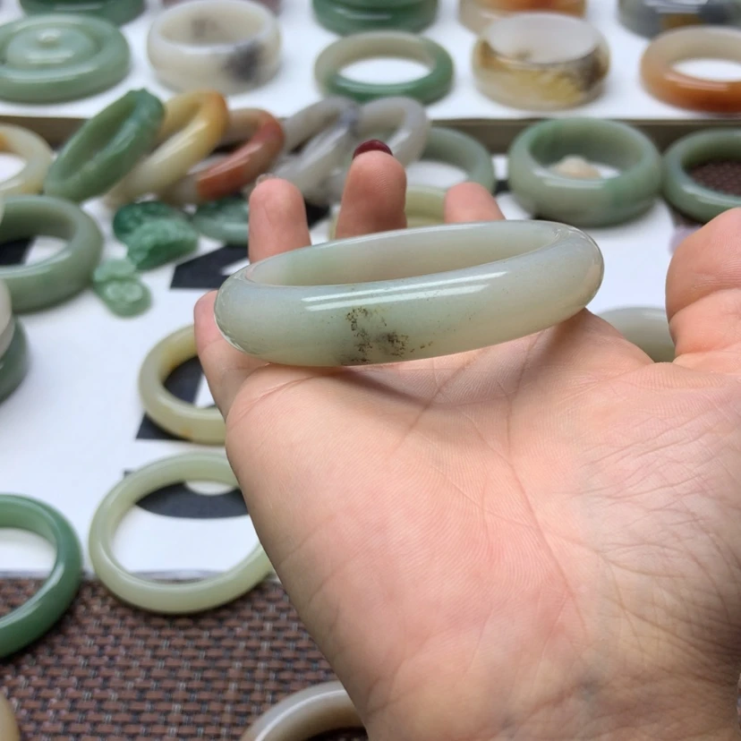 【闪购商品】石英质玉手镯未镶嵌洛*柒