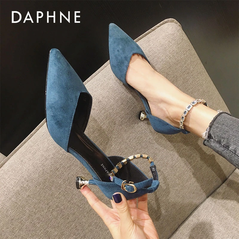 达芙妮2025春夏新款时尚尖头细跟法式高跟凉鞋女一字带水钻中空鞋