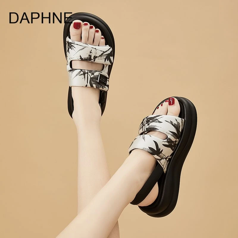 达芙妮拖鞋女2024夏季新款舒适时尚休闲风时尚外厚底防滑露趾女鞋