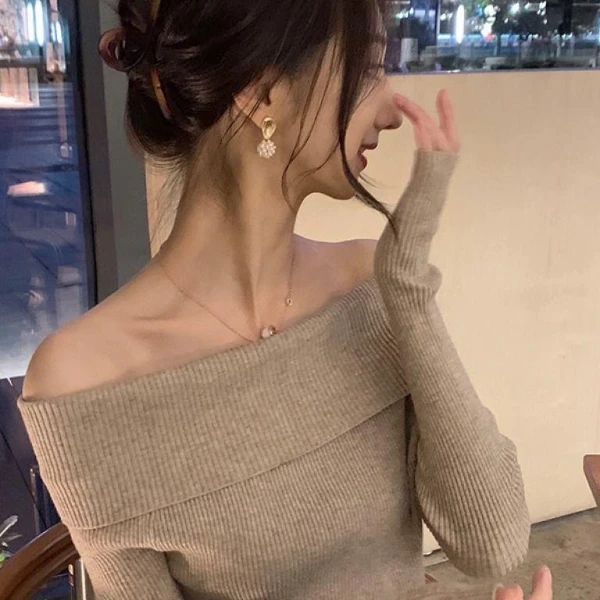 辣妹一字肩长袖针织衫女秋2024新款显瘦修身露锁骨打底衫别致上衣