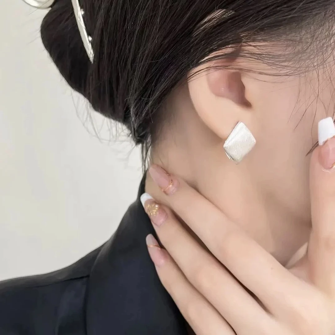 925银耳饰 S925纯银菱形拉丝欧美风轻奢感耳扣银色