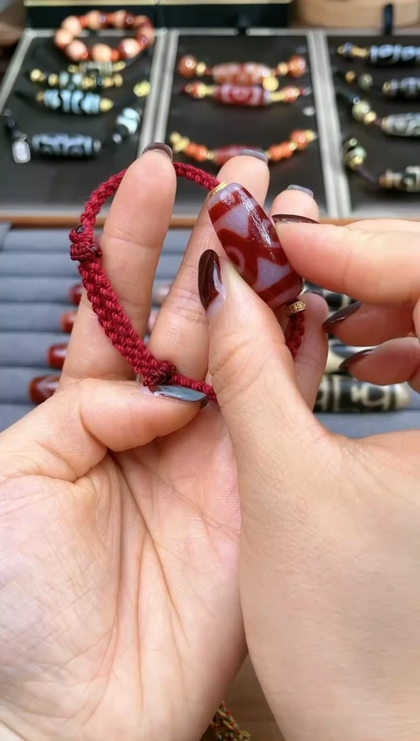 【闪购商品】玛瑙/玉髓手链未镶嵌高油红肉熊猫三眼手链