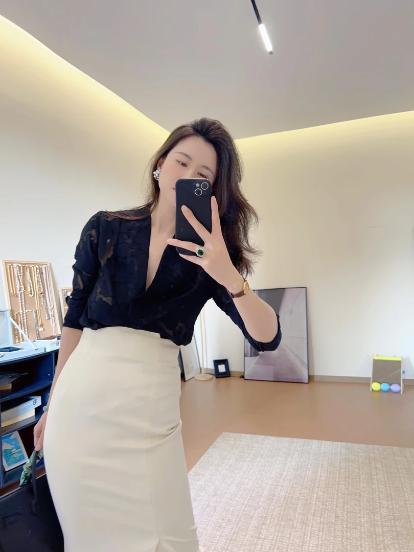 米可STUDIO【若隐若现2.0】轻熟风御姐别致V领印花长袖透视衬衫女
