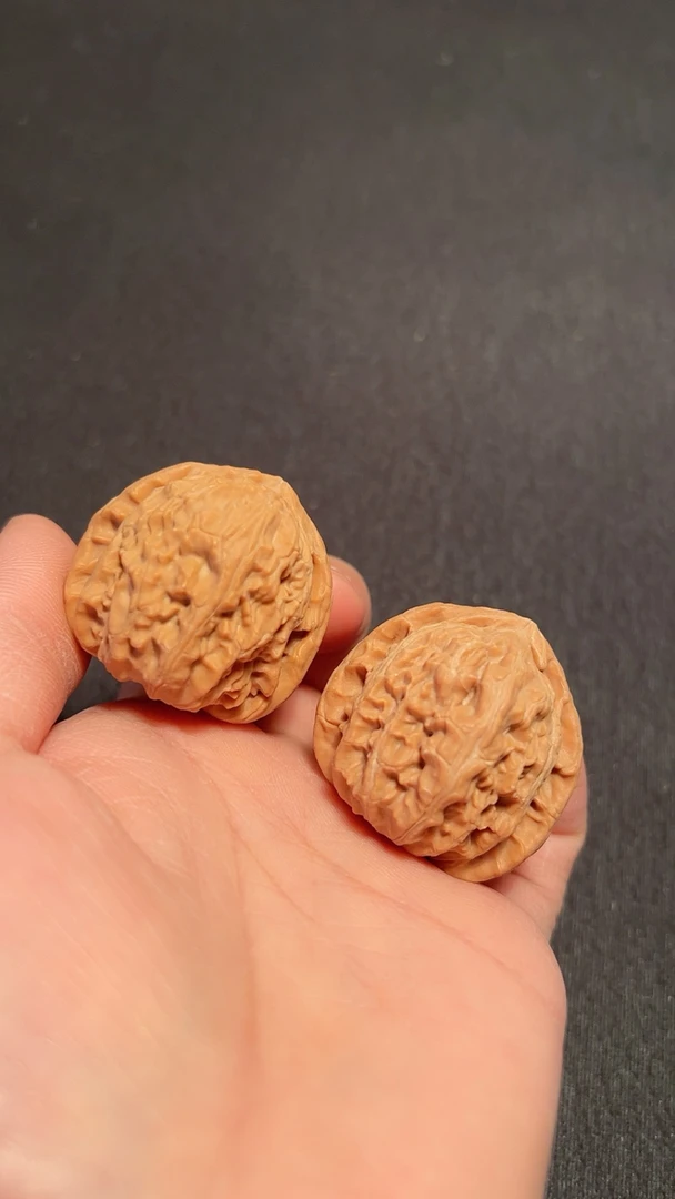 文玩核桃 白狮子头 边35/35 肚36/36 高33/34，H319号