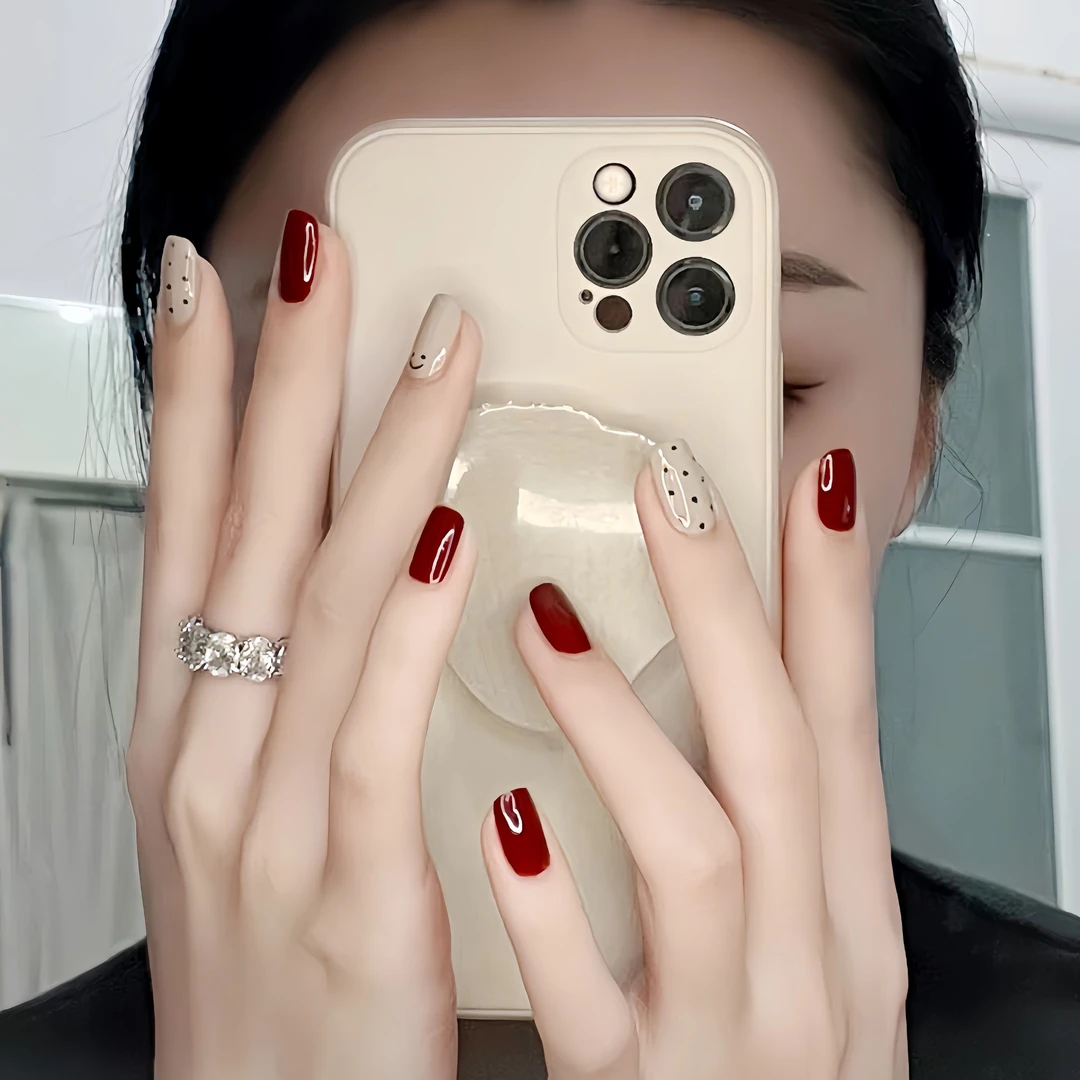 ins新年美甲车厘子酒红跳奶茶色波点手工显白穿戴甲高级感气质款