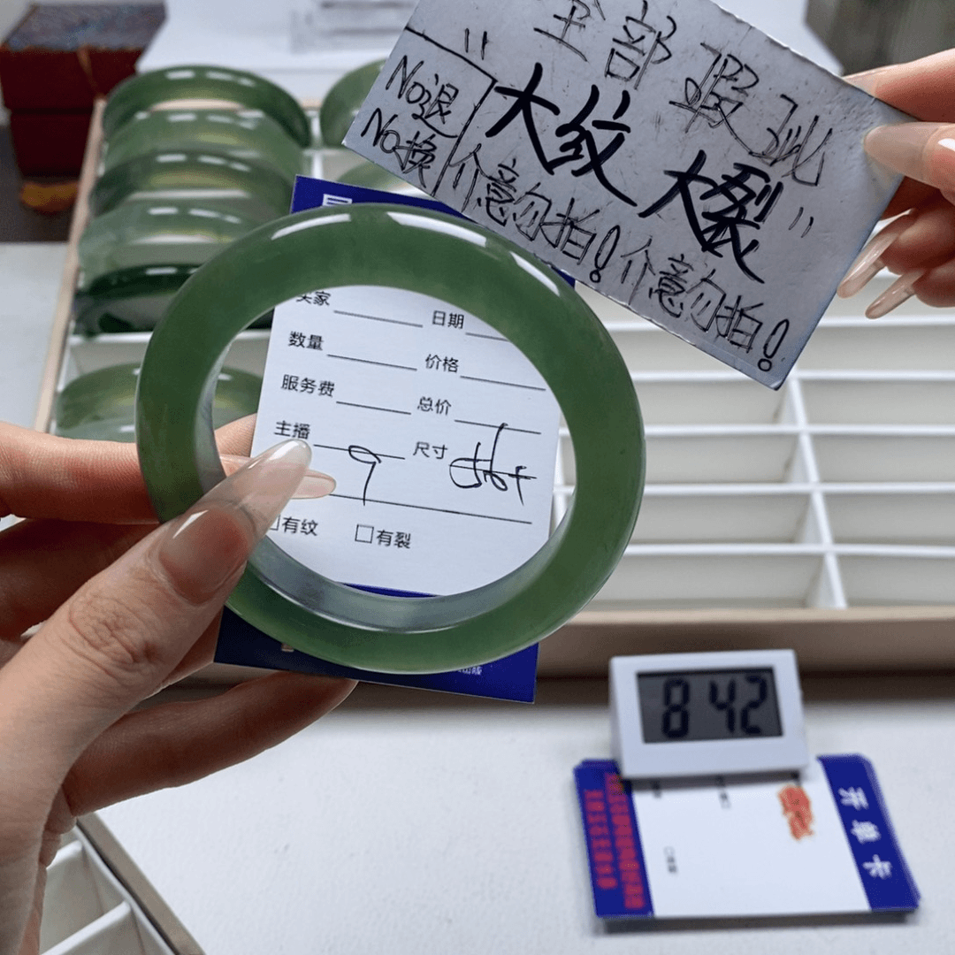 蛇纹石玉手镯未镶嵌