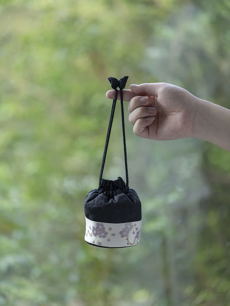 YCQ00149 紫梅黑地杯袋