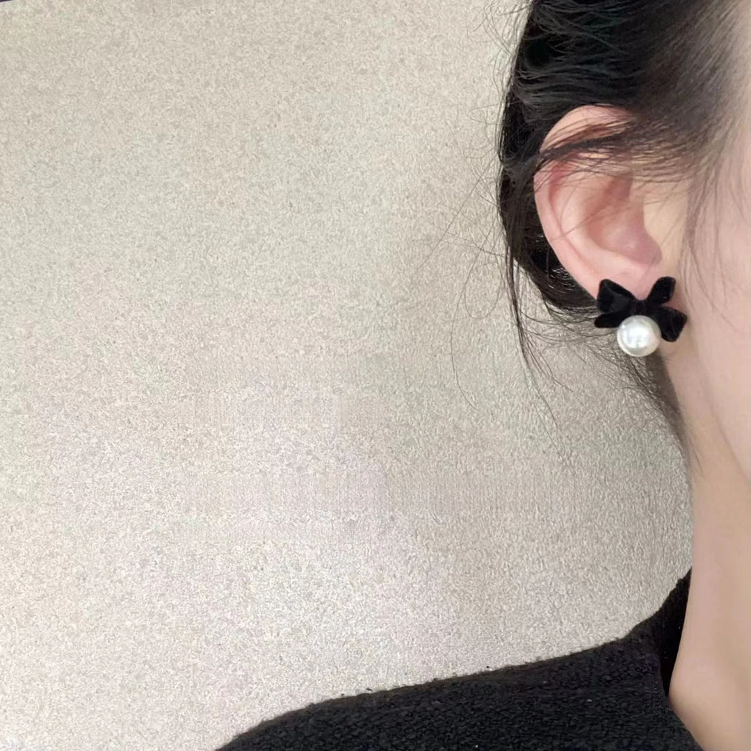秋冬黑色丝绒蝴蝶结珠珠耳钉小香风气质高级感网红甜美耳环耳饰女
