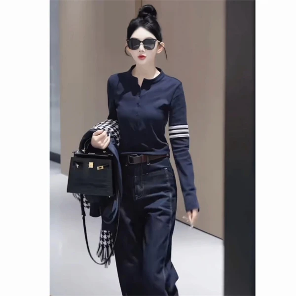 计款针织纽扣休闲三条杠长袖女装T恤+设计师高腰香蕉牛仔裤