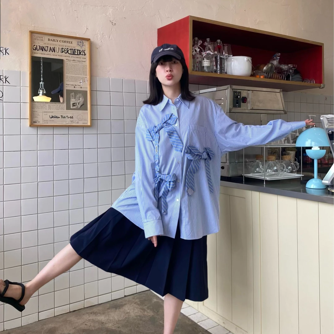设计师款2024秋季新款「一本正经的⼈」领带蝴蝶结条纹衬衫上衣~乌y