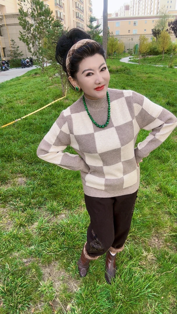 半高领格纹毛衣（卡其格）拍一发二