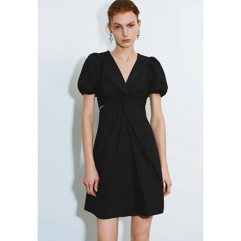 UR2024夏季新款女装法式气质设计感扭结镂空连衣裙UWG740170