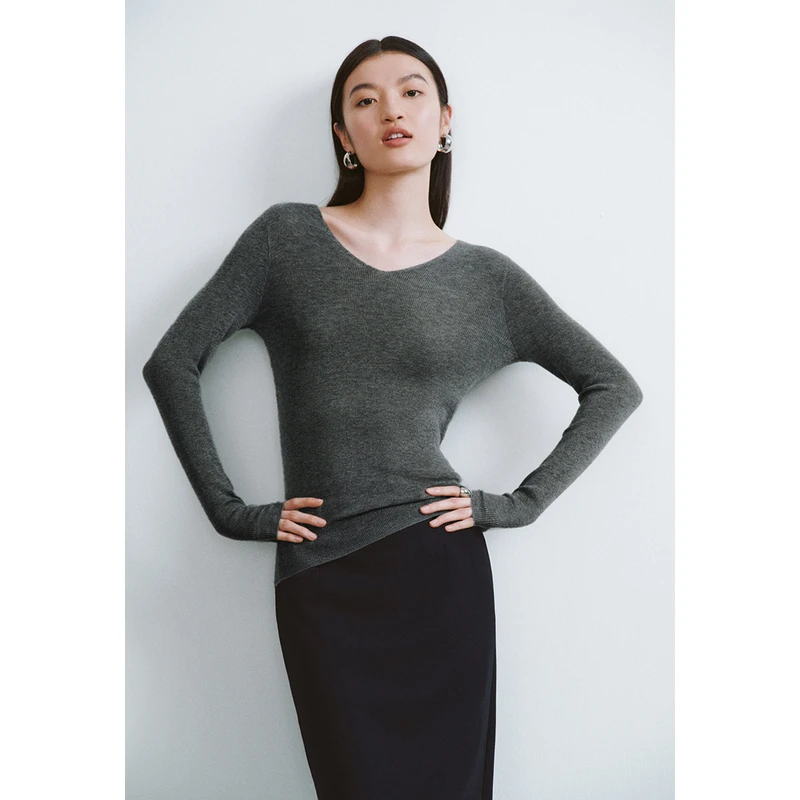 UR2024秋季新款女装简约基础百搭休闲修身V领针织衫UWB940008