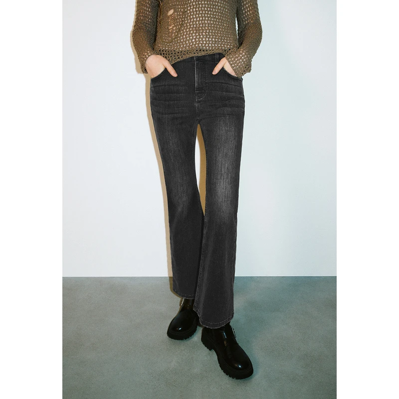 UR2024秋季新款女装潮流复古显瘦修身微喇牛仔长裤UYY840020