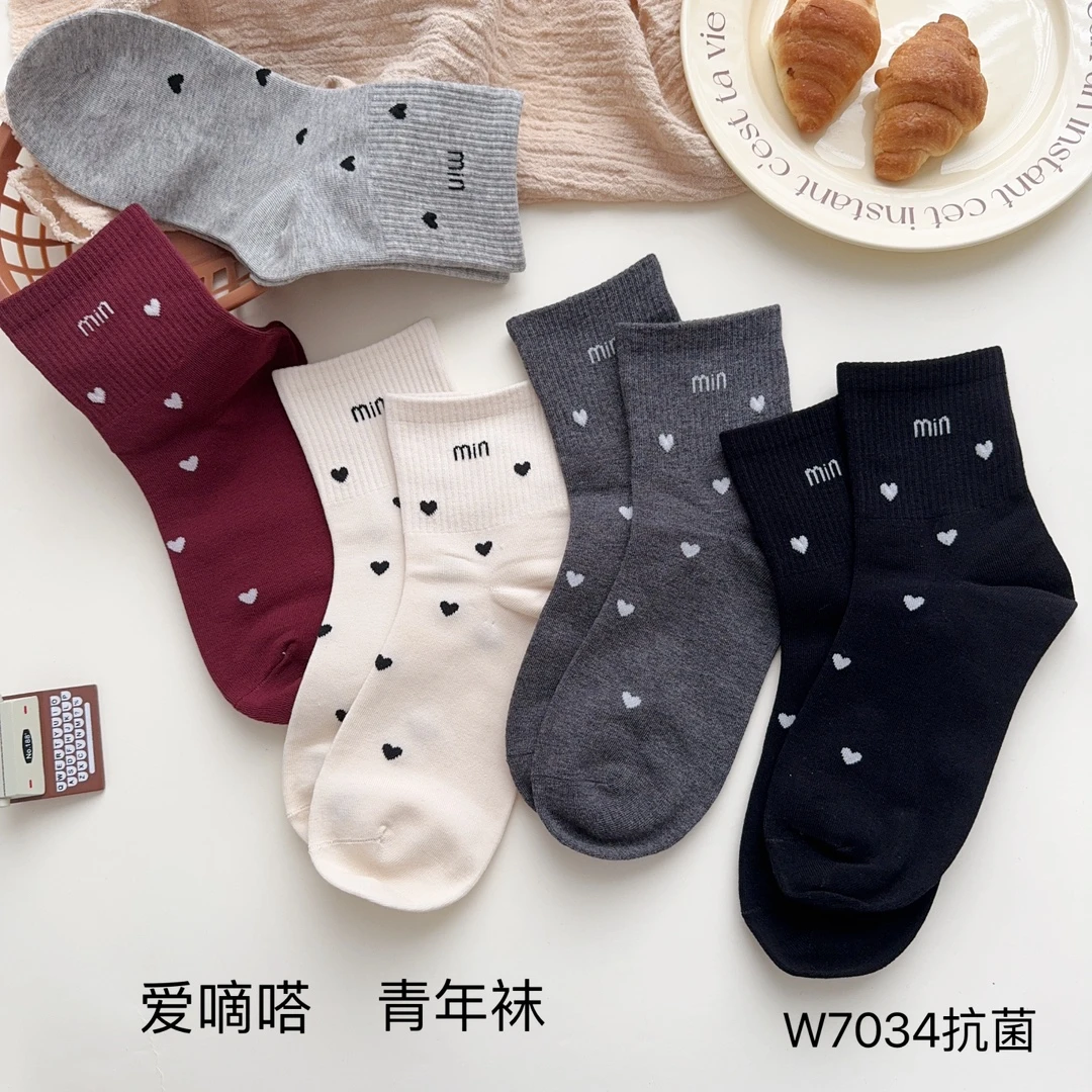 爱嘀嗒2024秋冬休闲潮流字母百搭中筒青年袜少女36-40码抗菌消臭