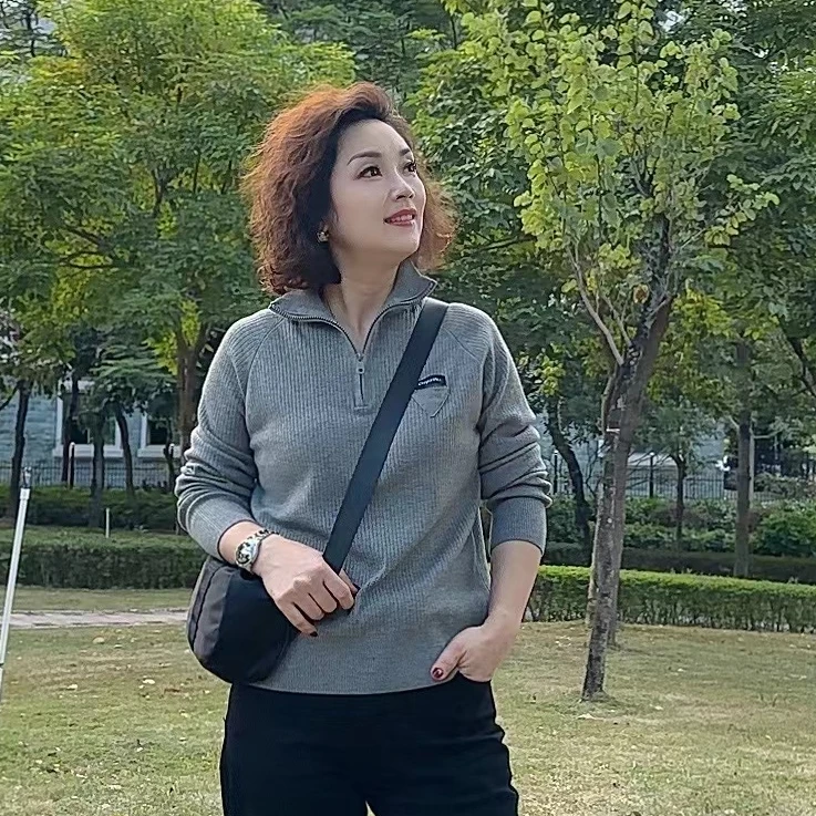 【卿她】拉链套头针织2024新款女插肩袖时尚慵懒三角标字母打底上衣