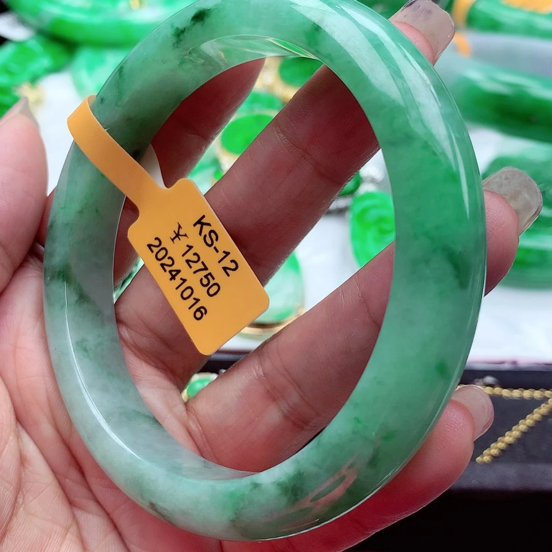 翡翠手镯未镶嵌翡翠