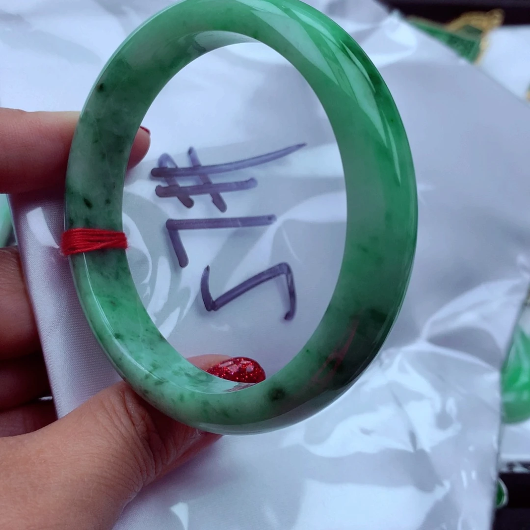 翡翠手镯未镶嵌翡翠手镯