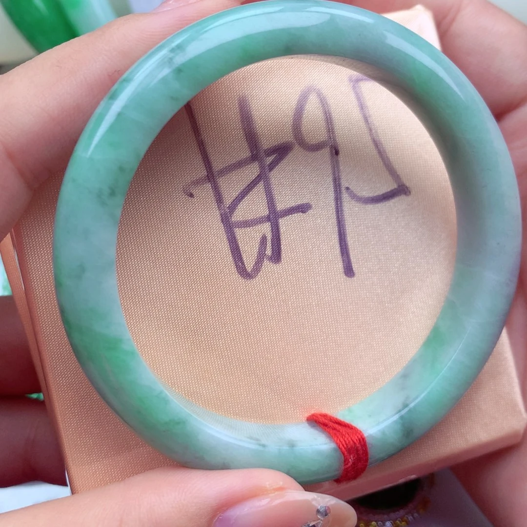 翡翠手镯未镶嵌翡翠