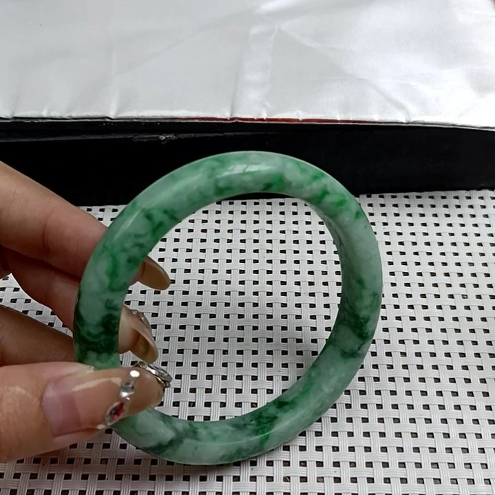 翡翠手镯未镶嵌翡翠成品