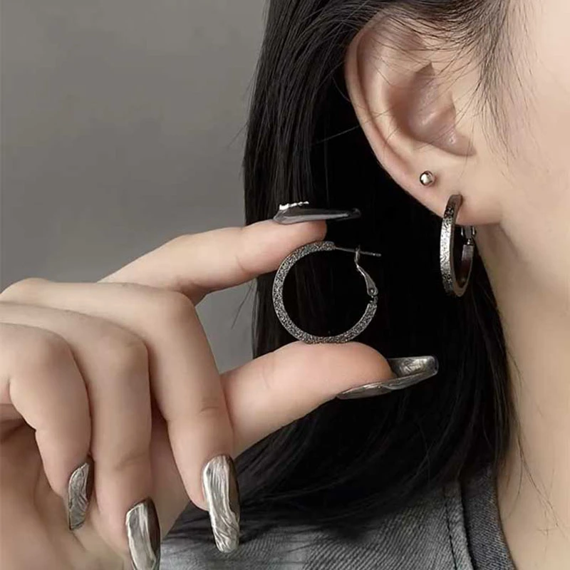 铜合金合成锆石耳饰 高级感枪黑色磨砂耳圈小众设计感金属风耳环