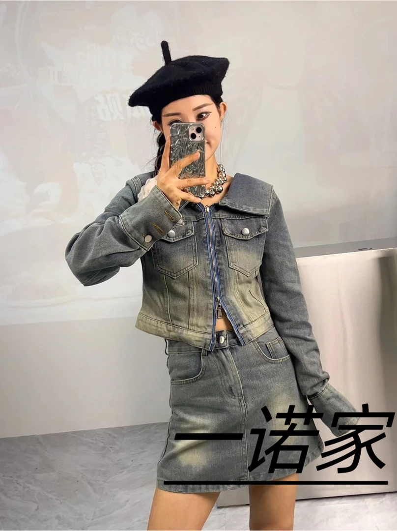 【一诺家】春季新款时尚设计翻领一字肩娃娃领露肩牛仔长袖短裙套装