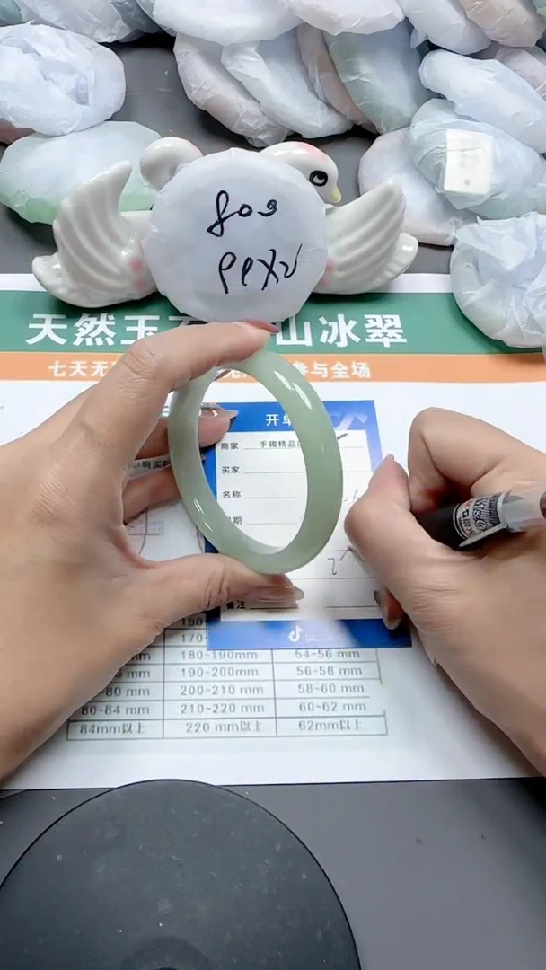 【闪购商品】石英质玉手镯未镶嵌85