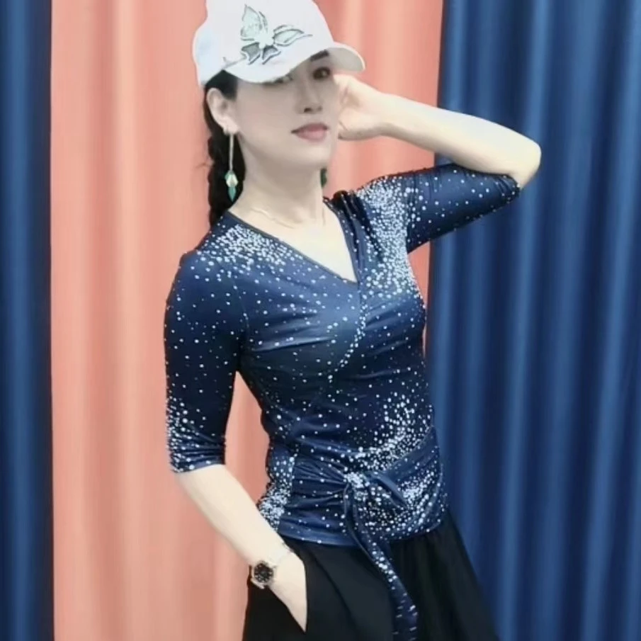 新款星空舞衣广场舞衣女装v领时尚百搭打底上衣