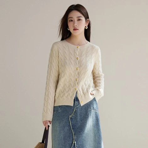 独束大码女装简约知性绞花针织开衫冬新款时髦摩登毛衫23DS84561