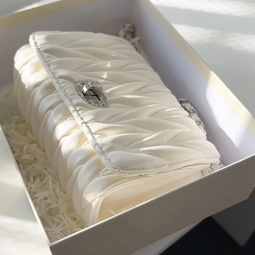 白色折邹女包2024小方包包包新款链条时尚小方包手提单肩包斜跨包