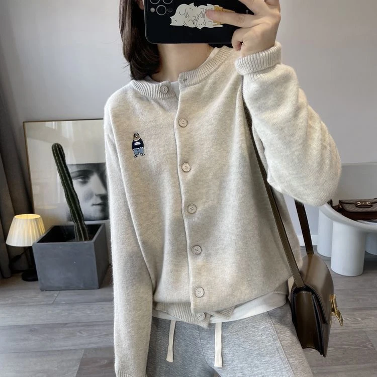 精致刺绣小熊针织开衫女春秋新款单排扣圆领长袖毛衣外搭软糯上衣