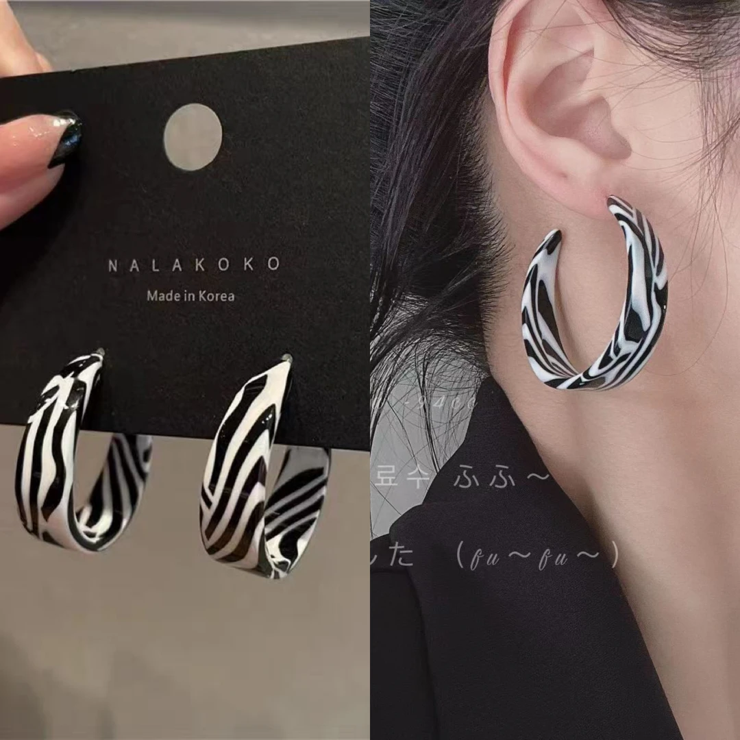 合金布艺耳饰 黑白斑马纹夸张圆形耳钉亚克力港风耳圈高级感耳饰