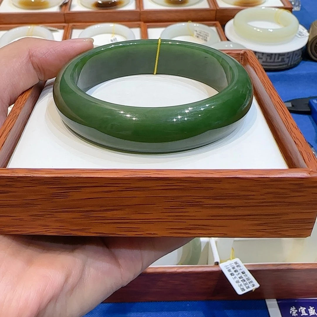 和田玉手镯未镶嵌曼俄碧菠菜绿