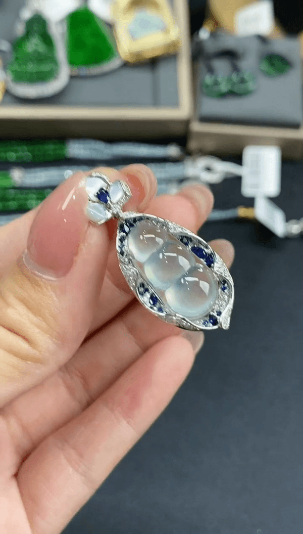 【闪购商品】翡翠吊坠(不含链)18K金镶嵌豆子