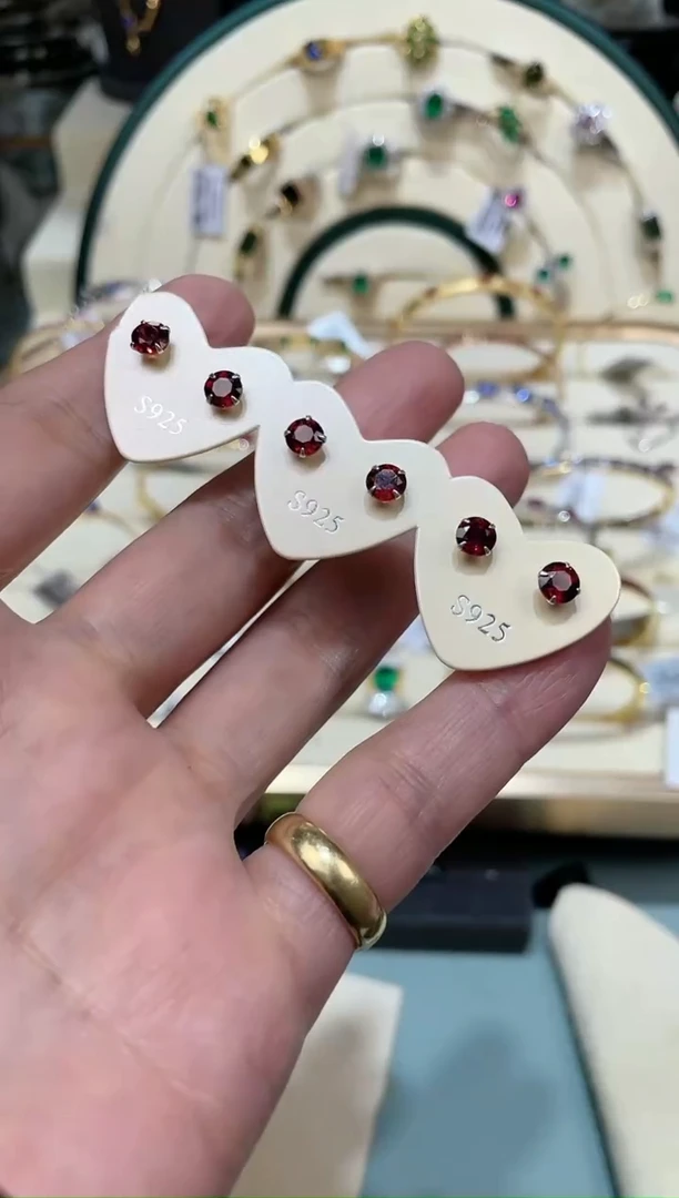 【闪购商品】石榴石耳钉银S925镶嵌多样性发一