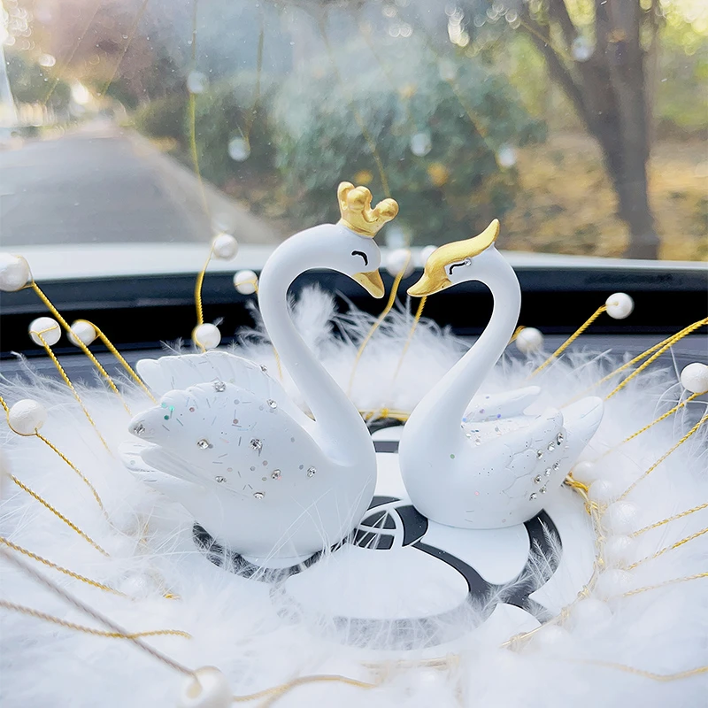 创意汽车镶钻天鹅之梦车载中控台皇冠羽毛垫女神款摆件装饰品大全