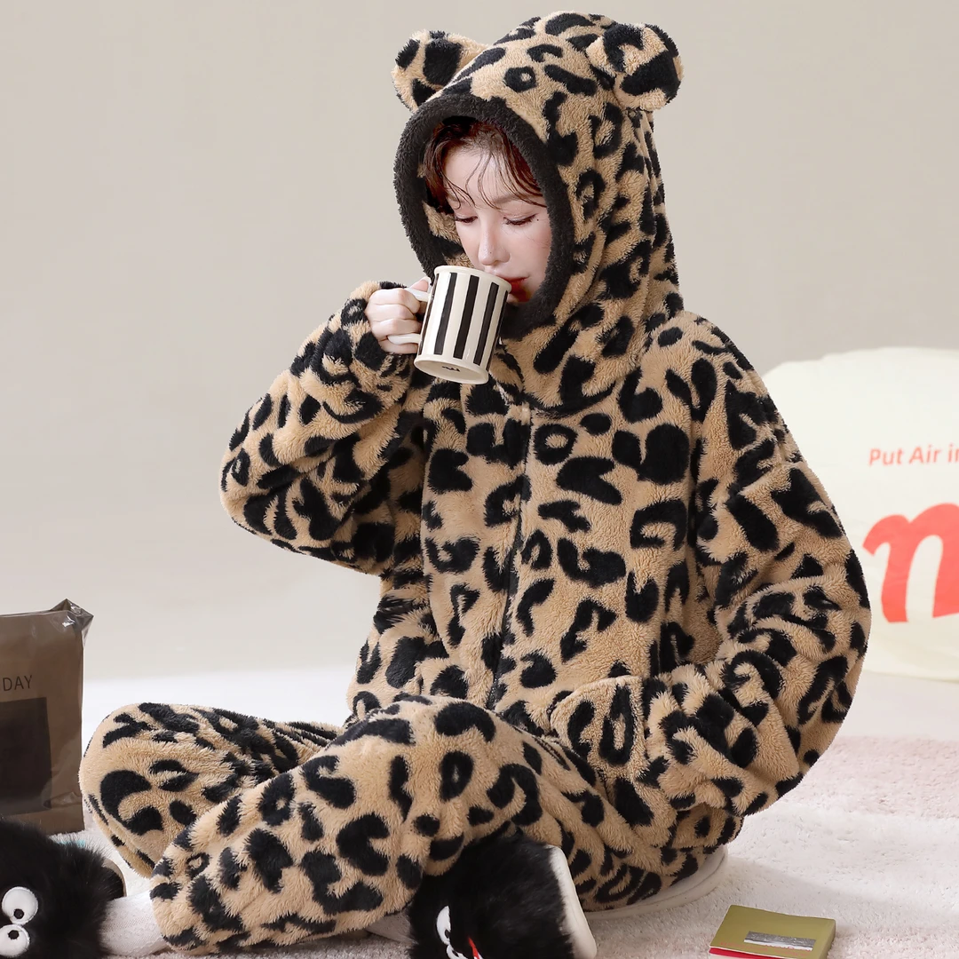 秋冬天卡通可爱连帽暖绒可外穿豹纹印花家居服法兰绒睡衣两件套