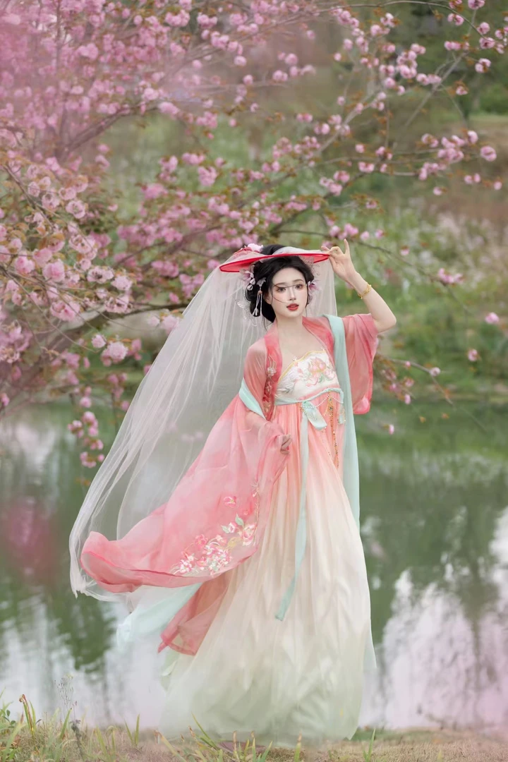 青河芙蓉唐制超仙气一片式诃子裙汉服女2024新款夏季改良中国风