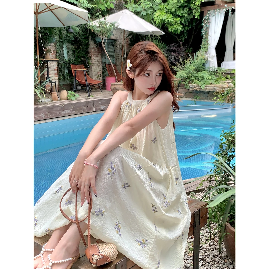 法式浪漫温柔风独特挂脖连衣裙女夏季新款仙气宽松度假长裙子女装