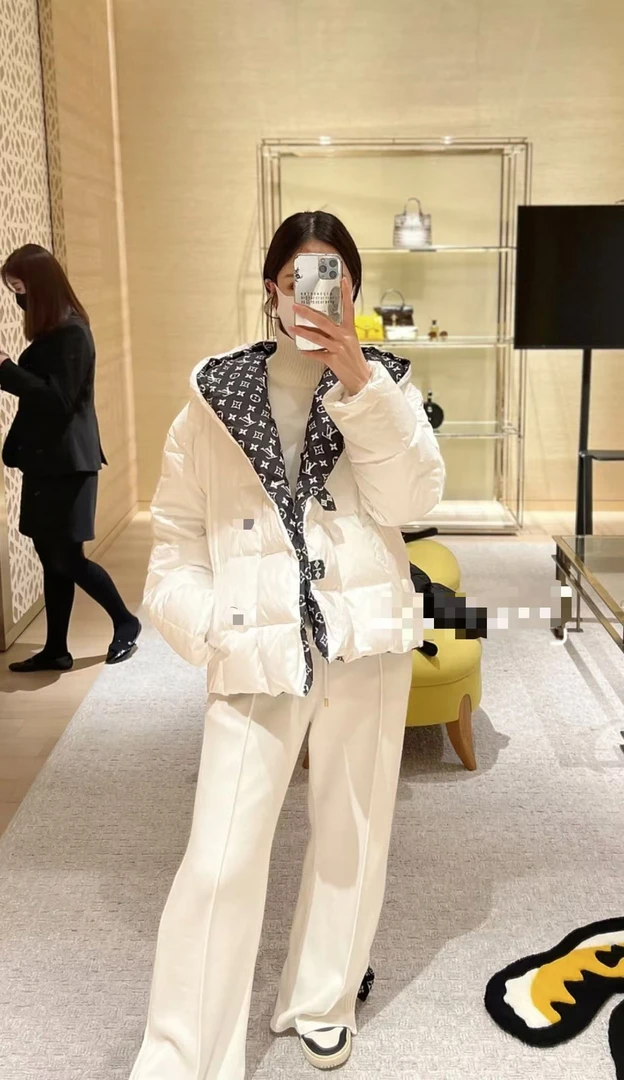LouisVuitton/路易威登白色 连帽老花羽绒服外套 32码 成色很好
