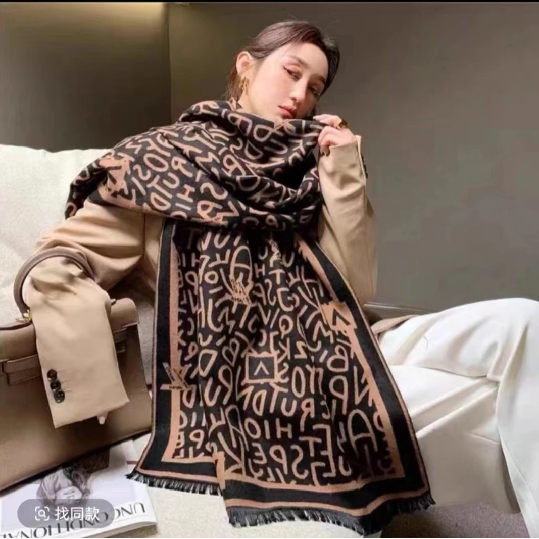 內蒙古厂家直邮羊绒围巾披肩两用女士时尚气质乱字母图案百搭披肩