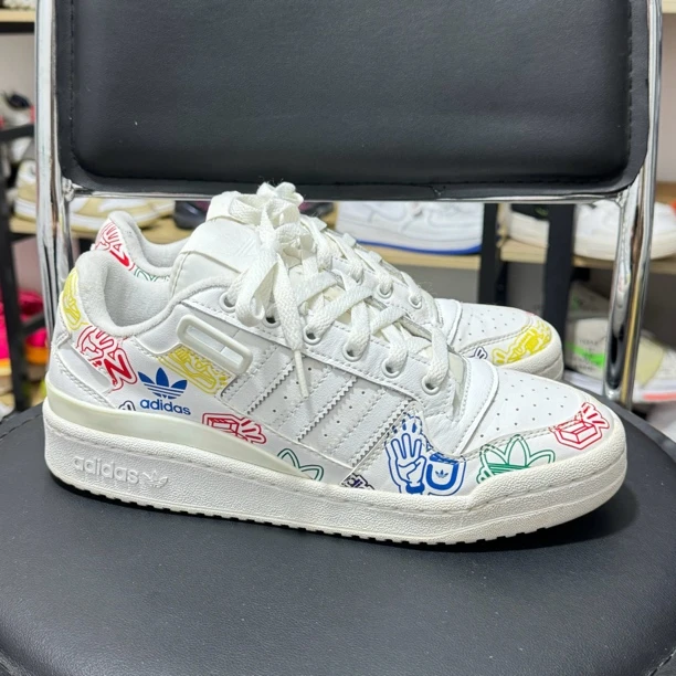 40码 adidas Originals Forum 板鞋 白色/彩色涂鸦 公价899