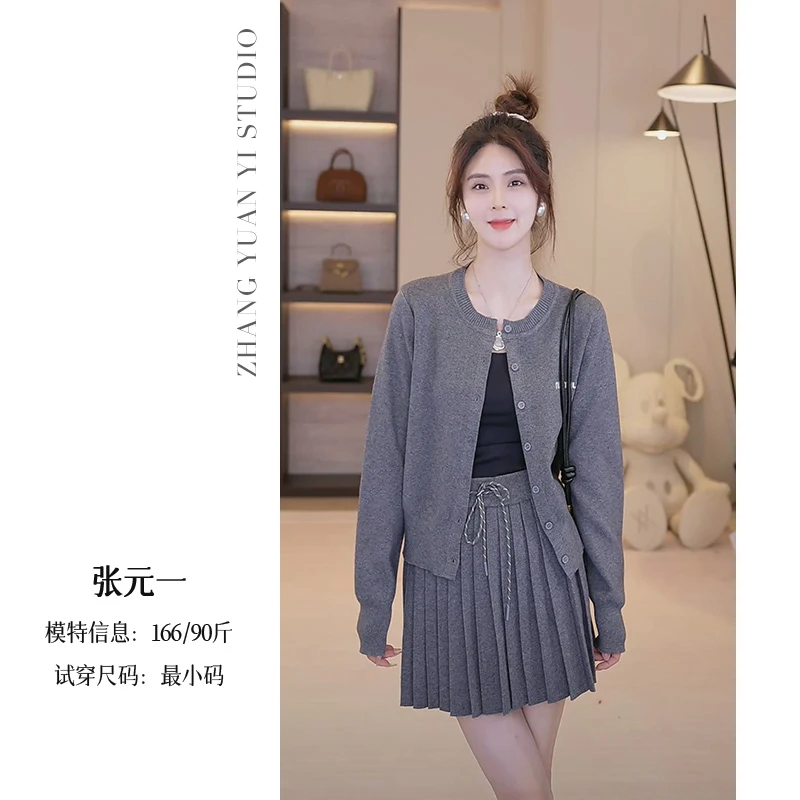 QC 套装-miu系针织上衣+百褶半裙 E524X17015