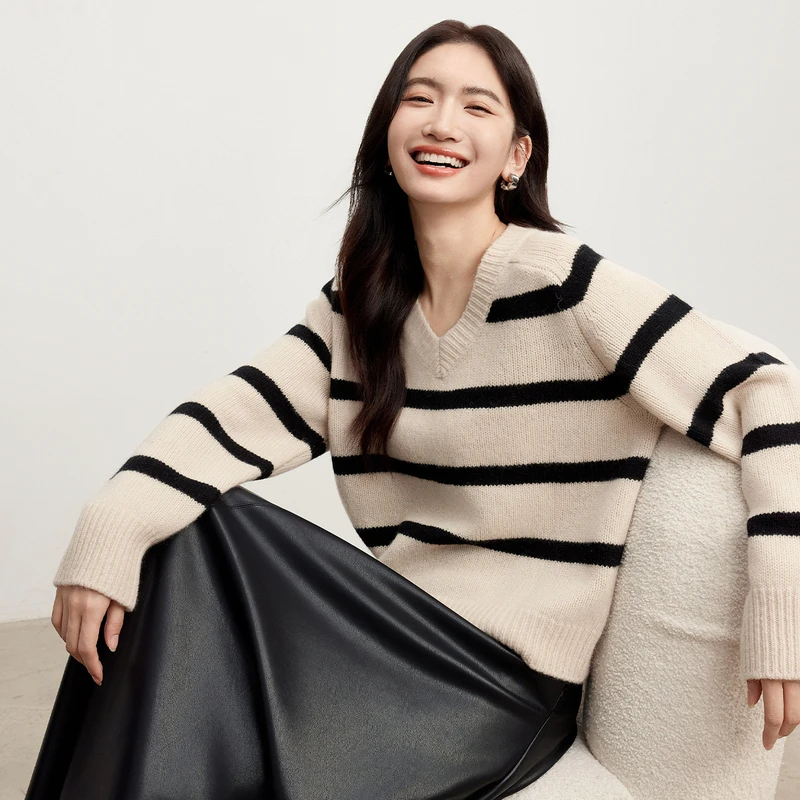 伊芙丽V领时尚松弛感条纹针织衫2024冬季新款1FA935171