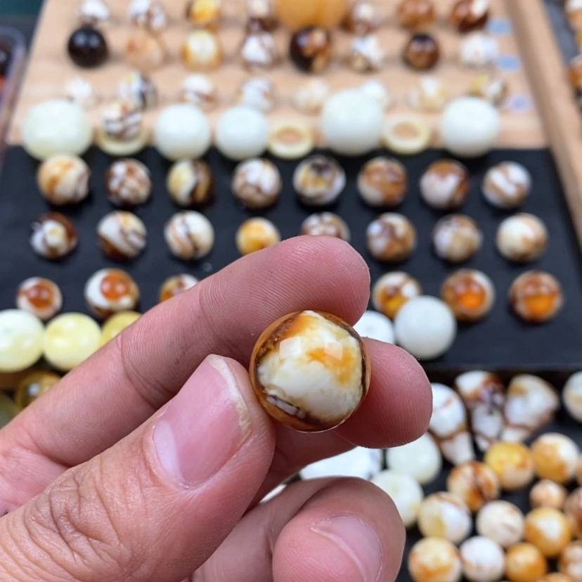 【闪购商品】琥珀裸石未镶嵌有*