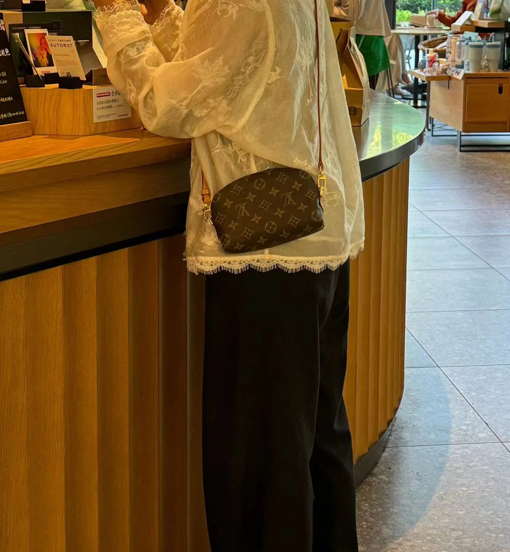 99新 LouisVuitton/路易威登 时越二奢/小贝壳/手拿包/配皮换新