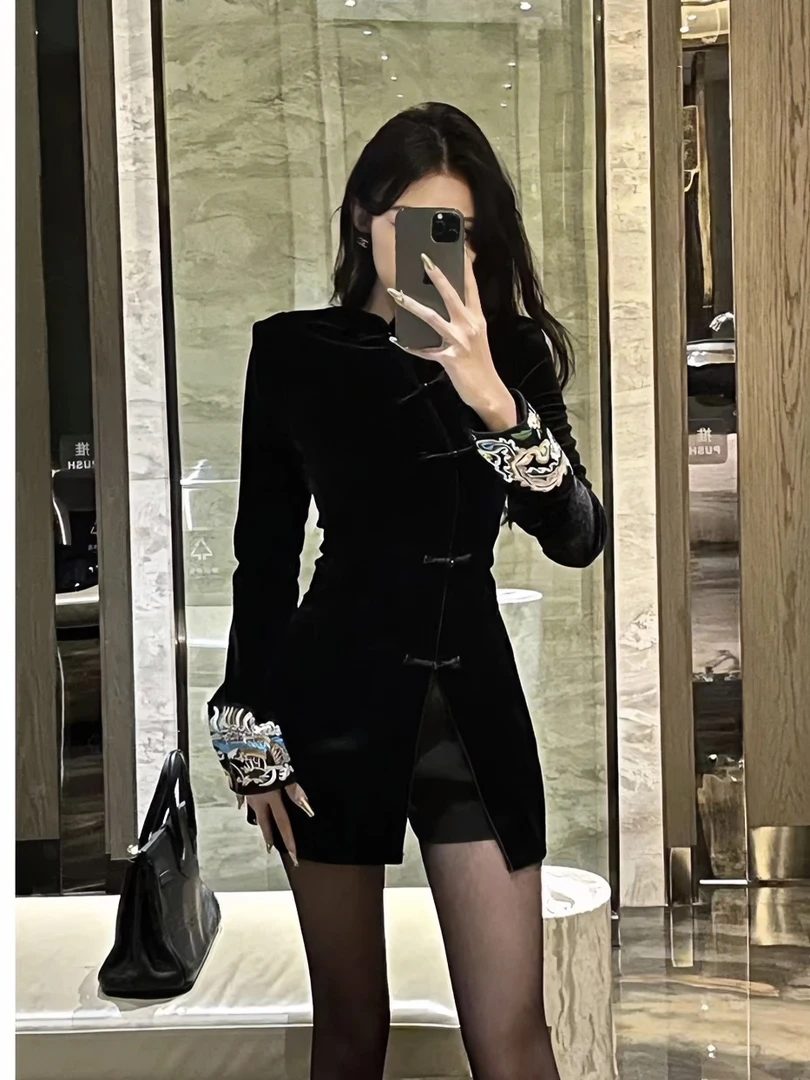 【孔雀台】秋冬新款气质新中式丝绒刺绣上衣收腰显瘦黑色短裤套装女